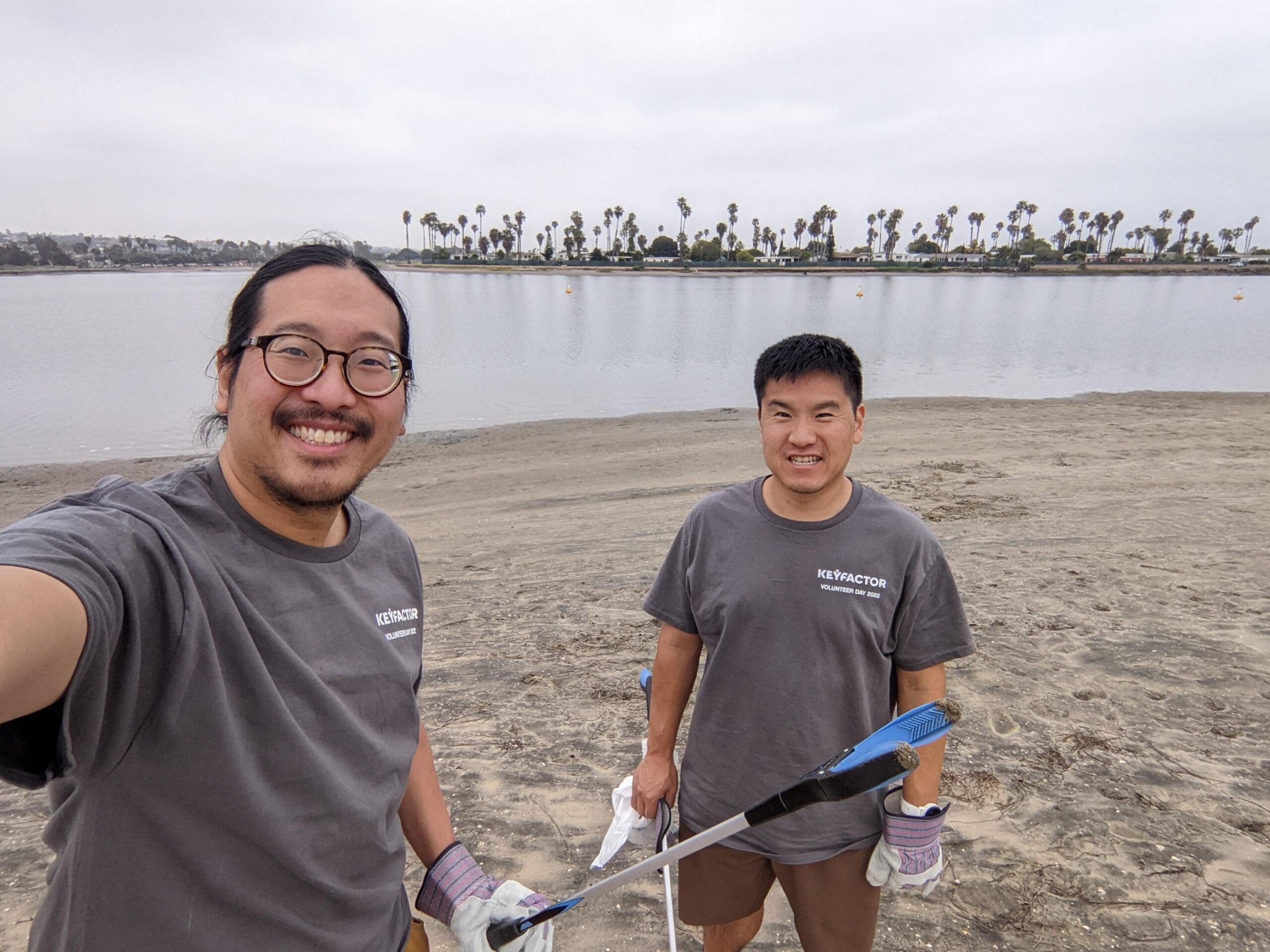Keyfactor miembros del equipo limpiando una playa durante los Días del Voluntariado 2022