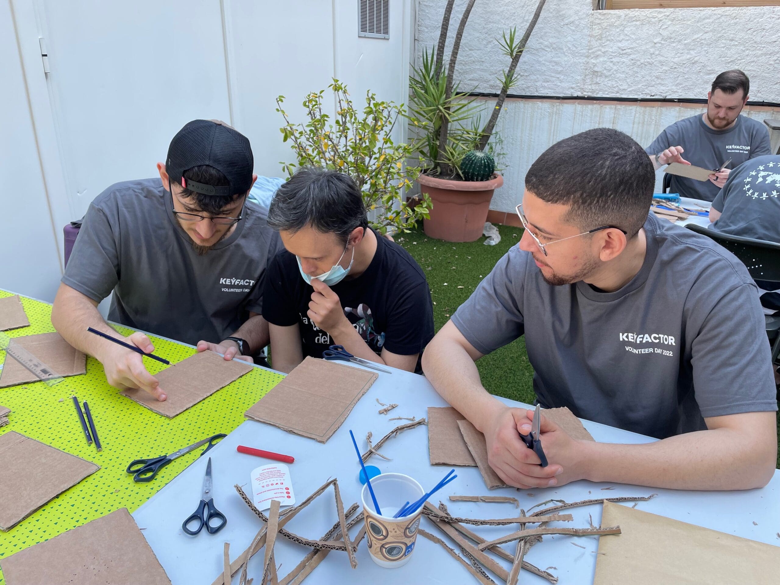Keyfactor miembros del equipo trabajando juntos durante los Días del Voluntariado 2022