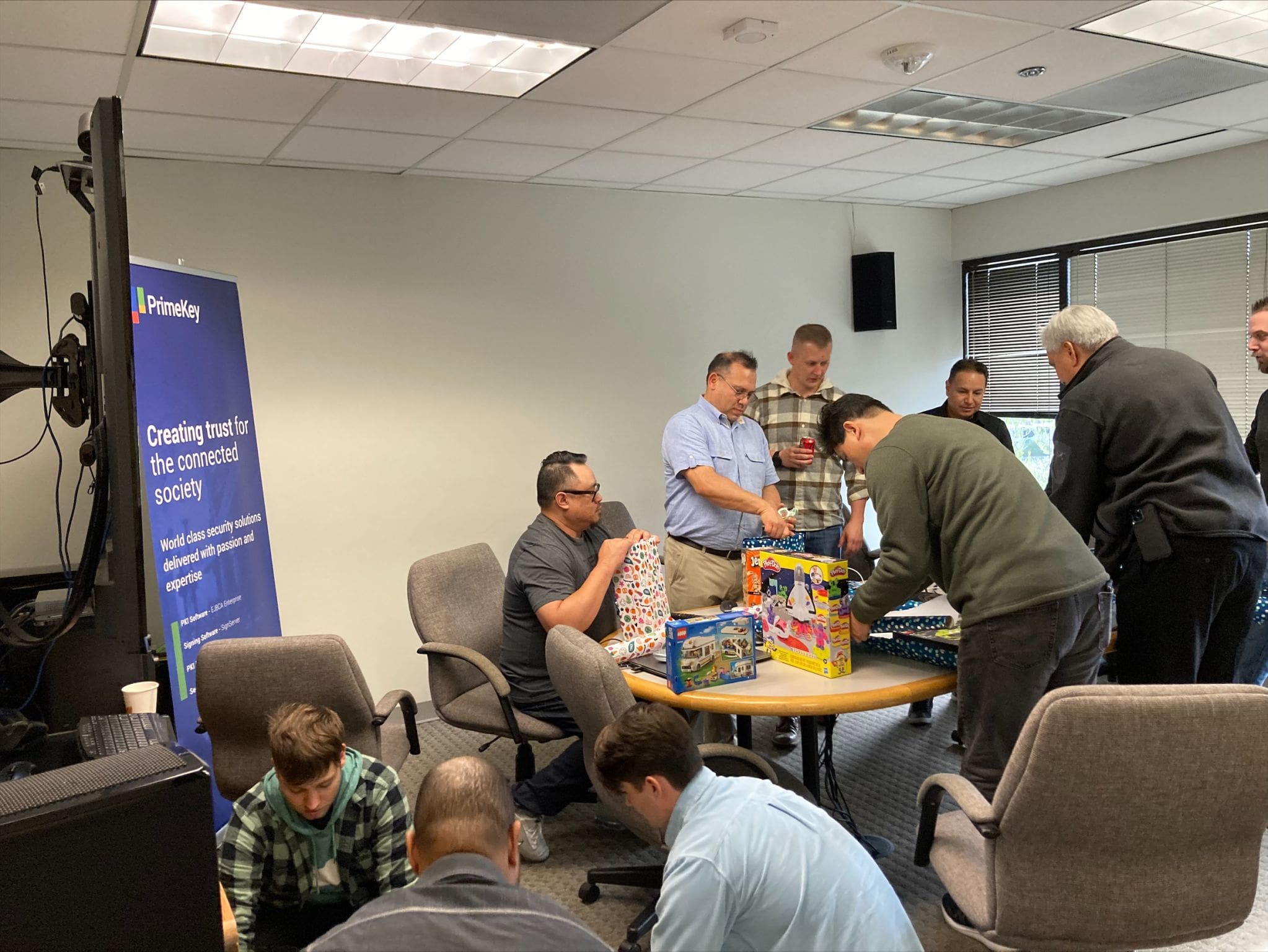 El equipo PrimeKey envuelve juguetes